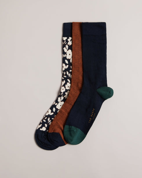 BECOOLS-Gifts-Experience the versatility and comfort of our BECOOLS socks, perfect for pairing with your trendiest shoes or keeping cozy while tackling household tasks. In this box, you'll find three pairs of socks in a soft cotton blend to ensure unparalleled comfort throughout the day. Crew socks Assorted designs Cotton blend Stretch fabric Logo detail Comes in branded gift box- Ted Baker Romania